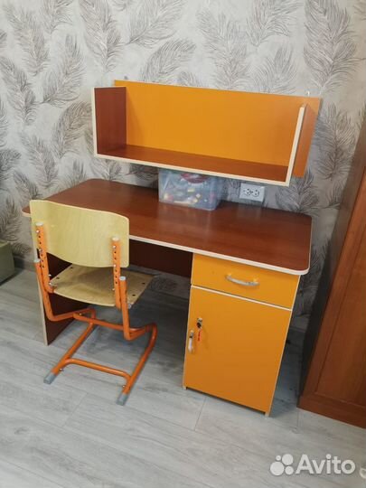 Письменный стол, полка, стул