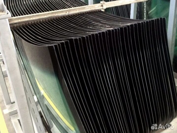 Стекло лобовое верхнее Hitachi