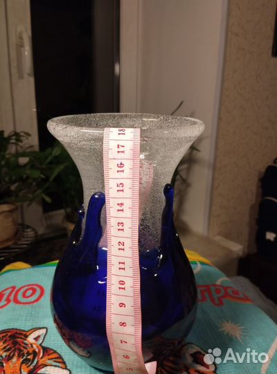 Красивая ваза и очень хрупкая статуэтка