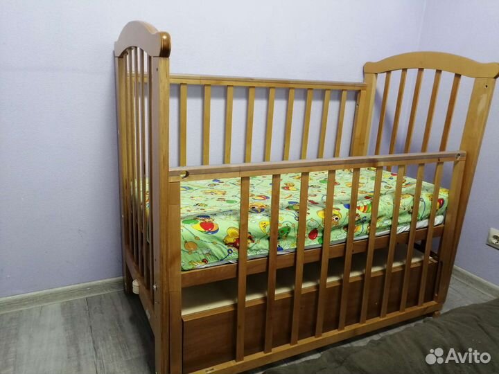Детская кроватка с маятником и ящиком