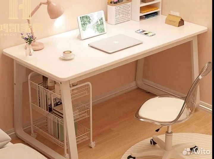 Компьютерный стол белый