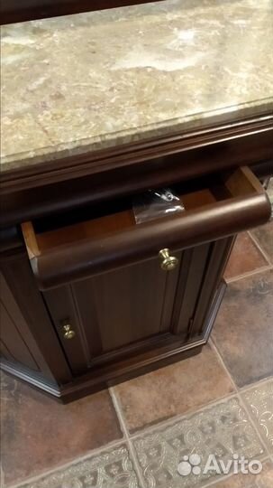 Прихожая из массива в классическом стиле