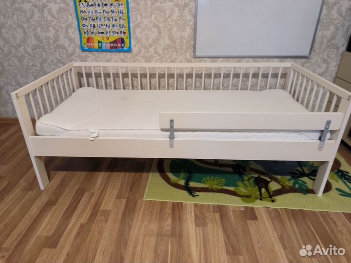 Кроватка детская IKEA с матрацем и наматрасником