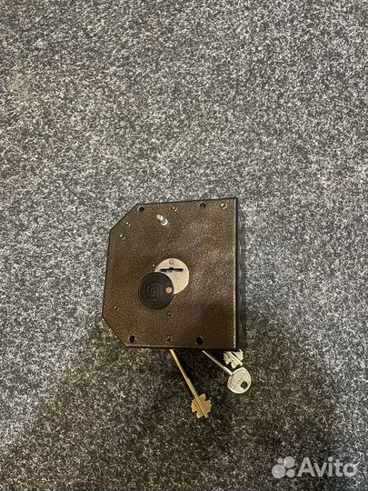 Замок дверной накладной