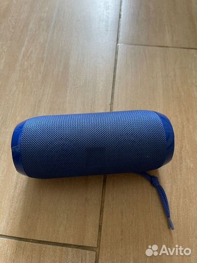 Заряжать смартфон и слушать музыку