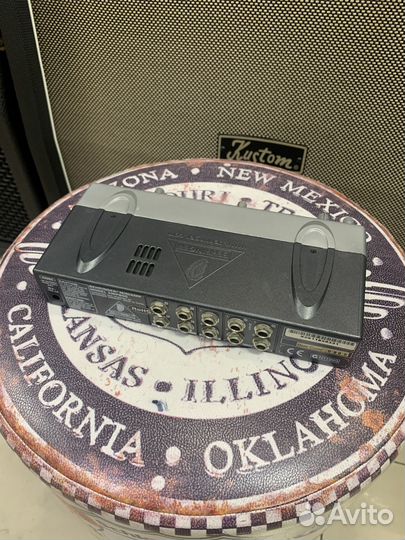 Предусилитель для наушников Behringer AMP800