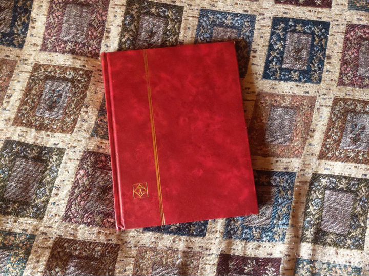 Альбом с почтовыми марками, 560 штук