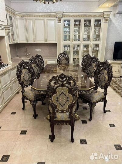 Обеденный стол и стулья