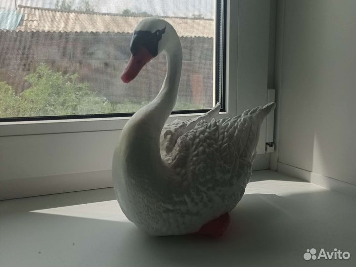 Статуэтка лебедь