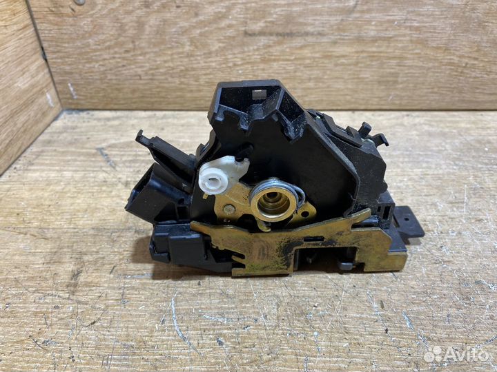 Замок передней правой двери Ford Focus 1 ZD79