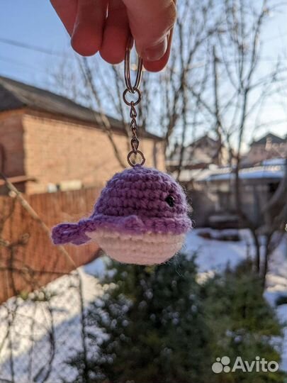 Вязаный брелок-китенок