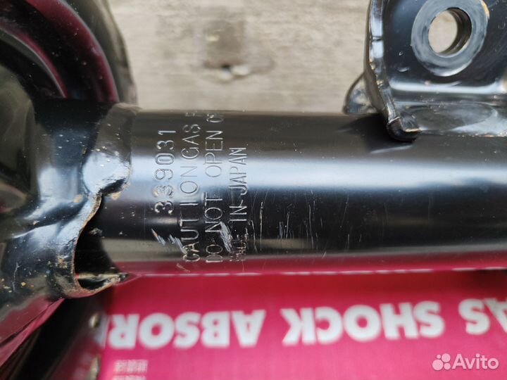 Продам передние стойки на toyota RAV4