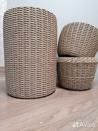 Вазоны и горшки из ротанга для садовых цветов