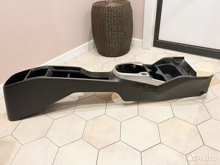 Консоль между седеньями Honda Fit GK3 2013-2019