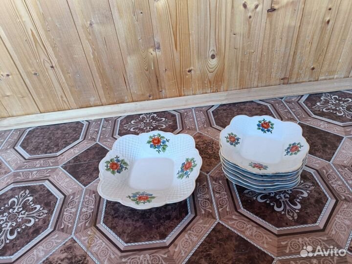 Набор фарфоровых тарелок с тортницей Коростень