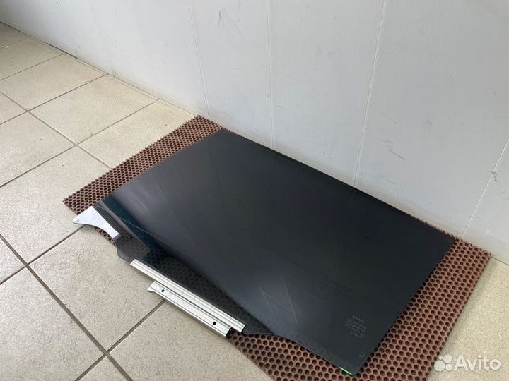 Стекло двери заднее левое Toyota Rav 4