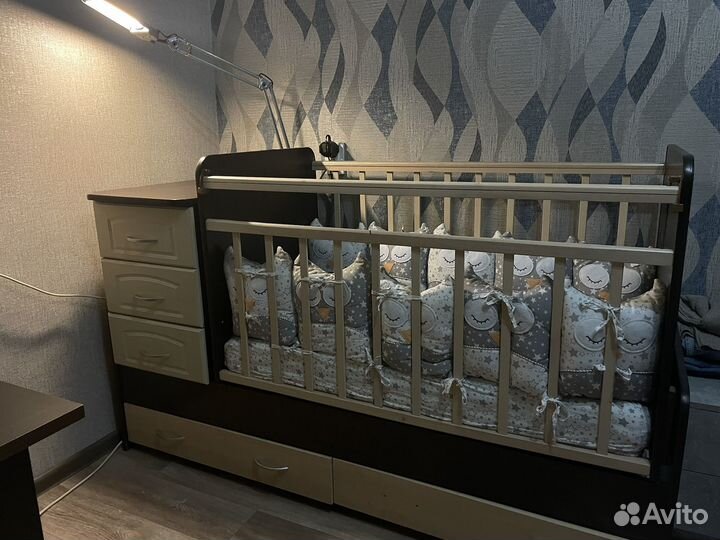 Продам детскую кроватку с маятником