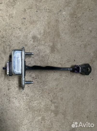 Ограничитель двери Hyundai i40 передний правый