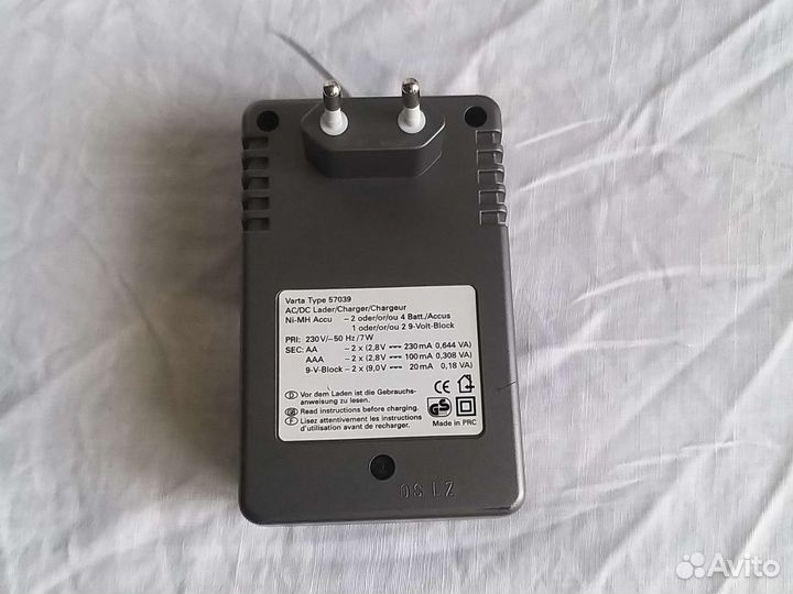 Varta 57039 Зарядное устр. + 4 AA Duracell аккума