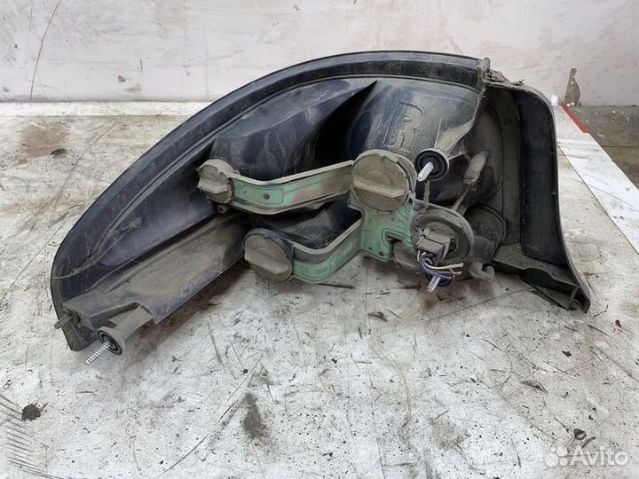 Фонарь задний правый Dodge Stratus