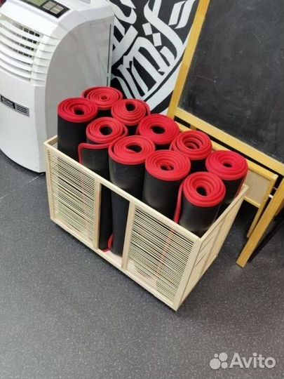 Ящик для хранения ковриков в студии йоги