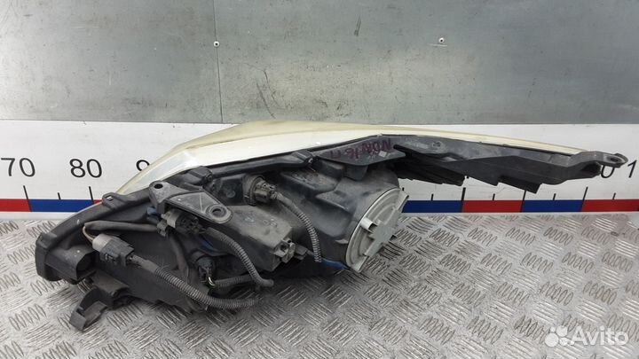 Фара правая Toyota Avensis