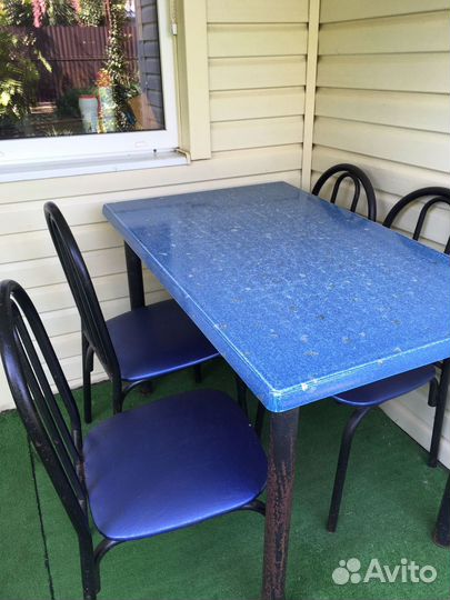 Стол и стулья