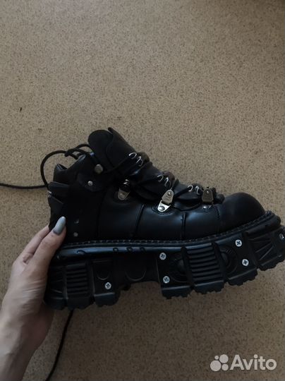 Ботинки New rock tank на руках