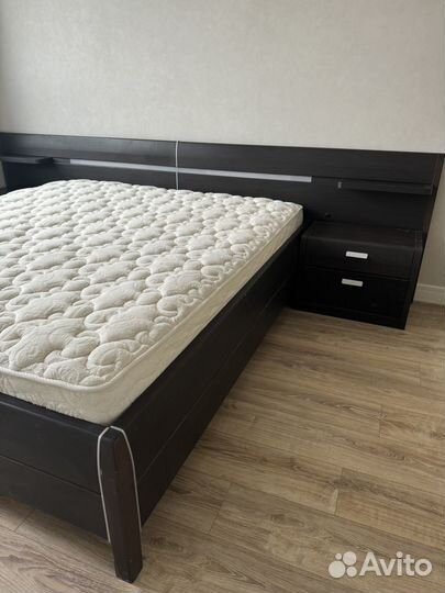 Спальня с прикроватными тумбочками. Дерево