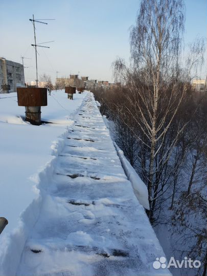 Уборка снега с крыш, очистка крыш от снега