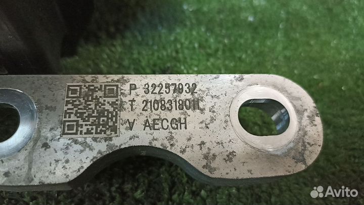 Насос охлаждающей жидкости Volvo XC40 помпа