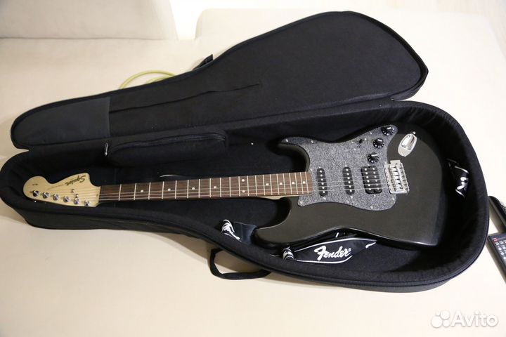 Электрогитара в комплекте с комбоусилителем