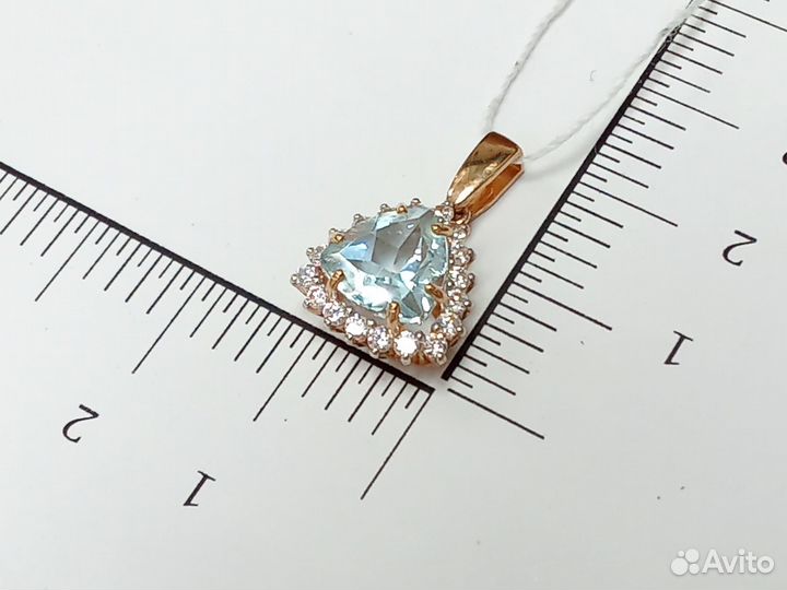 Золотая подвеска с камнем