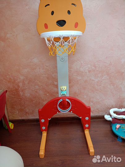 Баскетбольное кольцо с футбольными воротами