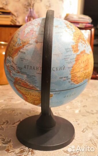 Глобус Земли географический