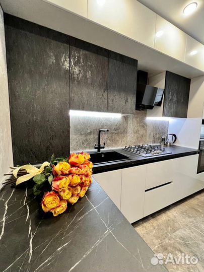 Угловая кухня под потолок на заказ