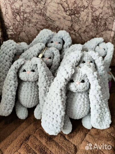 Вязаный заяц брелок