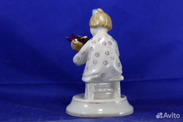 Фарфоровая статуэтка У мишки зубки болят Девочка с