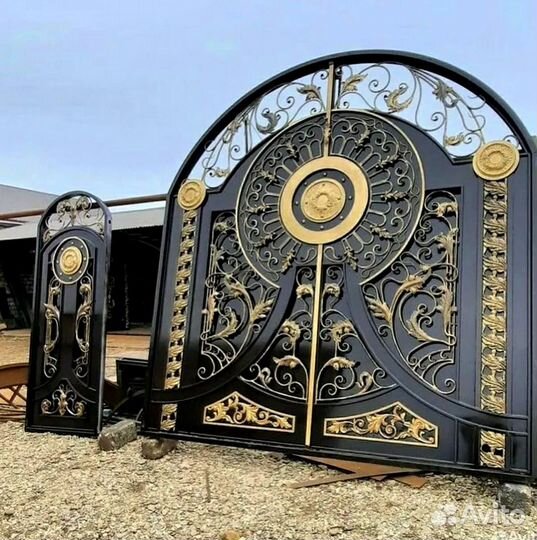 Ворота в Махачкале белые