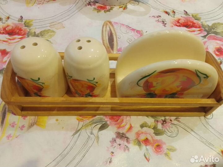 Отдам набор из подставки для салфеток и перечницы