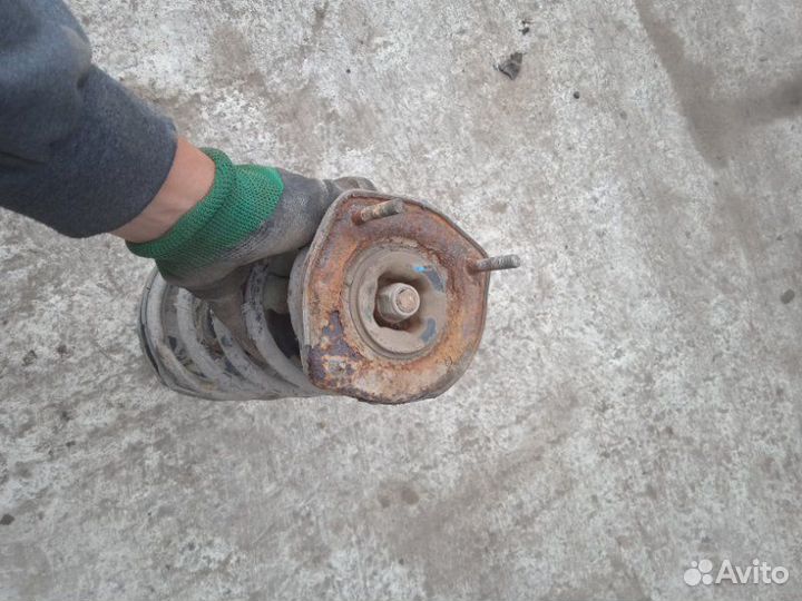 Стойка подвески задняя левая Toyota Corolla AE101