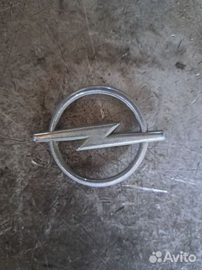 Эмблема багажника Opel Vectra B