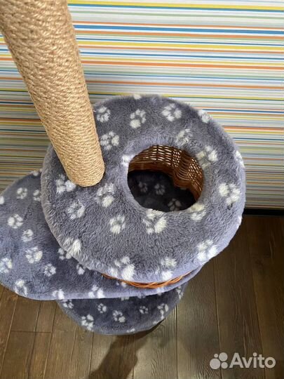 Кошачий домик с когтеточкой