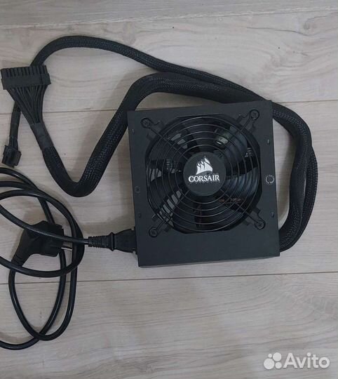 Модульный блок питания Corsair Vengeance V650M