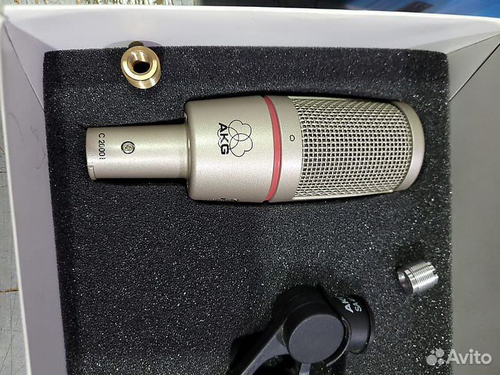 Студийный микрофон akg