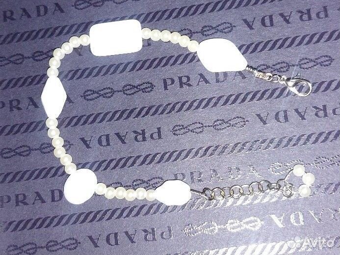 Браслет из бусин под жемчуг