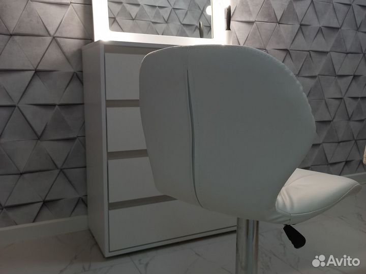 Стул барный-косметический