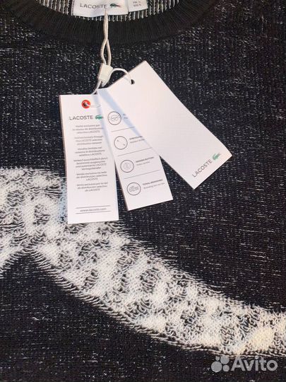 Свитер lacoste на руках