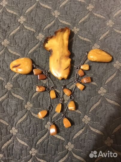 Брошь и подвески янтарь