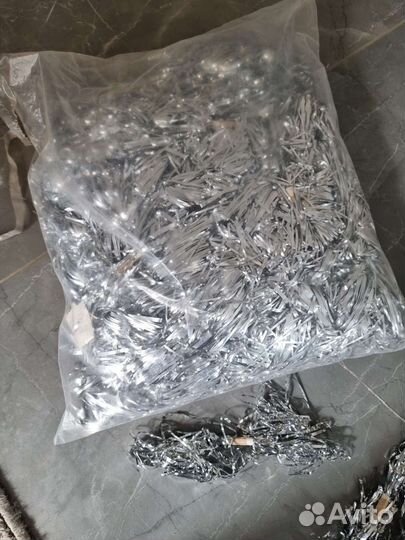 Новогодняя мишура и дождик